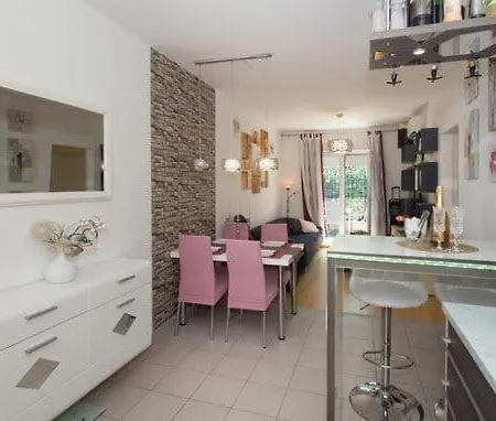 Yin&yang Apartment Split